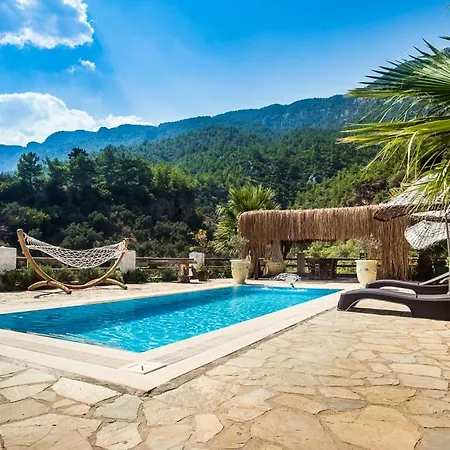 Sleeps 6 With Pool Air Con And Wifi