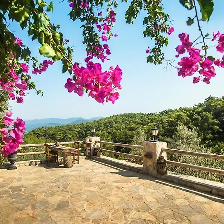 Villa Sleeps 6 With Pool Air Con And Wifi