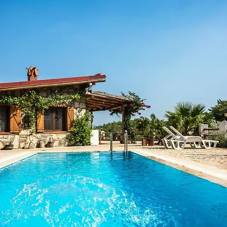 Sleeps 6 With Pool Air Con And Wifi *